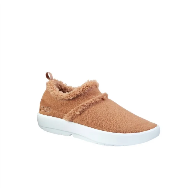 Women's Oocoozie Low Shoes In White/chestnut