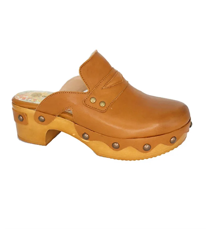 Women's Delphi Clogs In Cognac